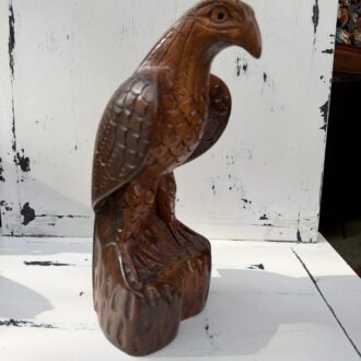 Figura decorativa de águila tallada en madera sobre tronco 4 Figura decorativa de aguila tallada en madera sobre tronco 2
