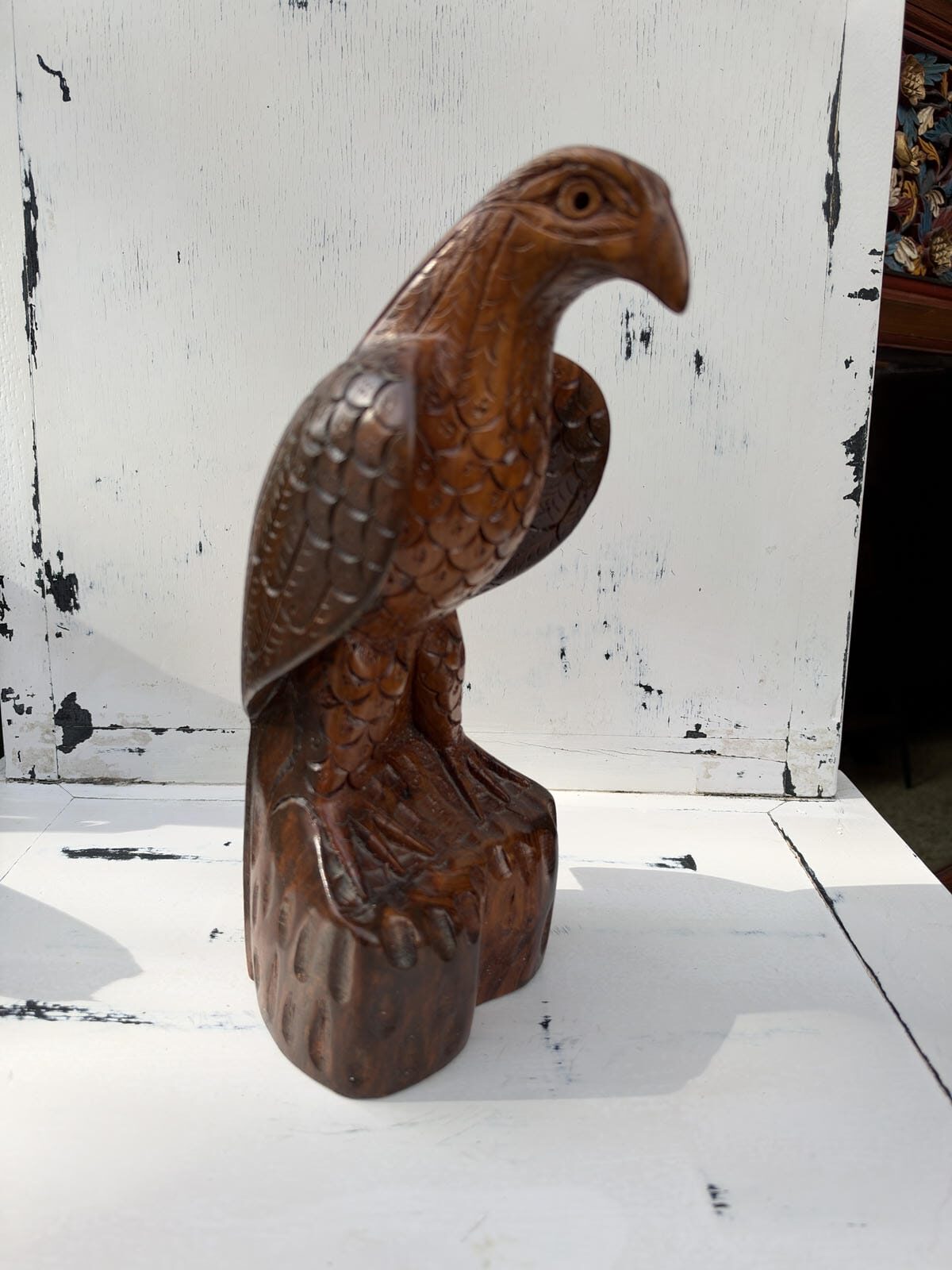 Figura decorativa de águila tallada en madera sobre tronco 2 Figura decorativa de águila tallada en madera sobre tronco - Imagen 2