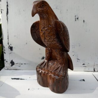 Figura decorativa de águila tallada en madera a mano