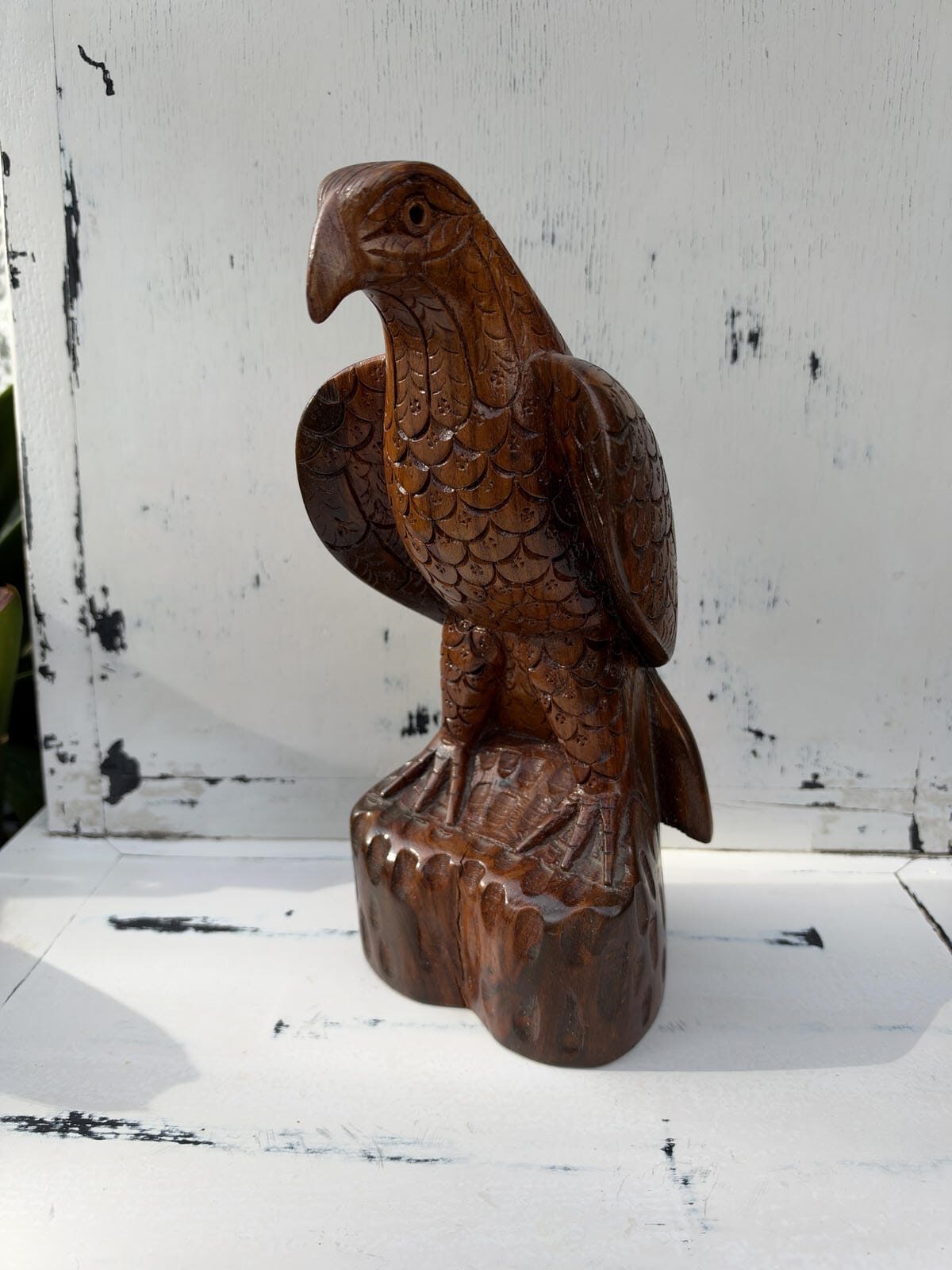 Figura decorativa de águila tallada en madera sobre tronco 1 Figura decorativa de águila tallada en madera a mano