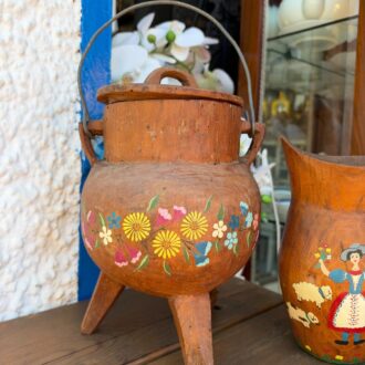 Jarra y Cazuela Vintage de Madera Pintadas a Mano 7 Jarra y Cazuela Vintage de Madera Pintadas a Mano 1