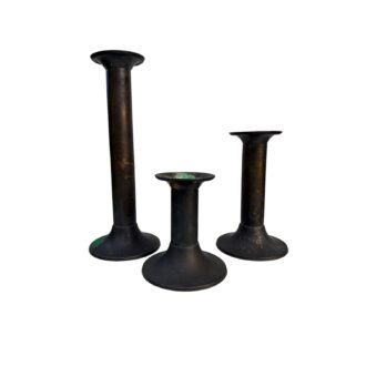 Juego de tres candelabros de metal envejecido estilo alpaca
