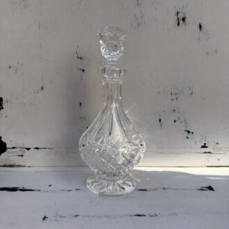 Licorera de cristal tallado con pie y tapón decorativo 5 Licorera de cristal tallado con pie y tapon decorativo1