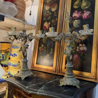 Pareja de candelabros de bronce y cristal con querubines estilo barroco