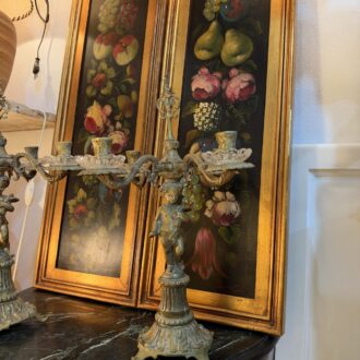 Pareja de candelabros de bronce y cristal con querubines estilo barroco1