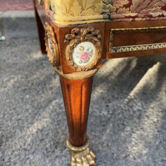 Conjunto de sofá y 2 sillones clásicos estilo Luis XVI con cerámica y bronce – Fabricación española 14 Conjunto de sofá y 2 sillones clásicos estilo Luis XVI con cerámica y bronce – Fabricación española – foto 7