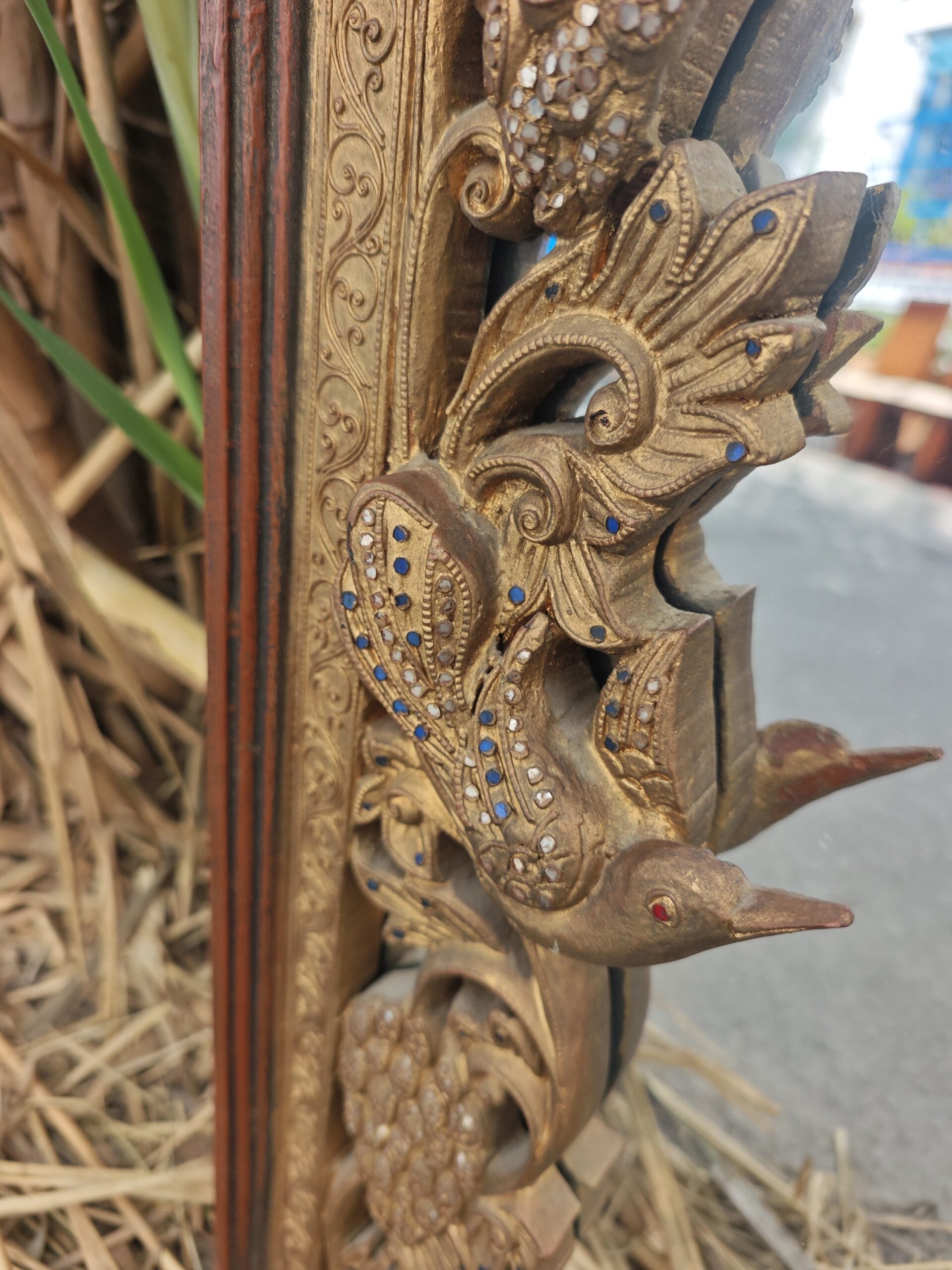 Espejo vintage tallado dorado, madera estilo oriental birmano con pájaros y uvas 4 Espejo vintage tallado dorado, madera estilo oriental birmano con pájaros y uvas – foto 4