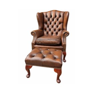 Sillón Chesterfield de piel marrón con reposapiés