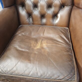 Sillón Chesterfield de piel marrón con reposapiés 9 Sillón Chesterfield de piel marrón con reposapiés – foto 4